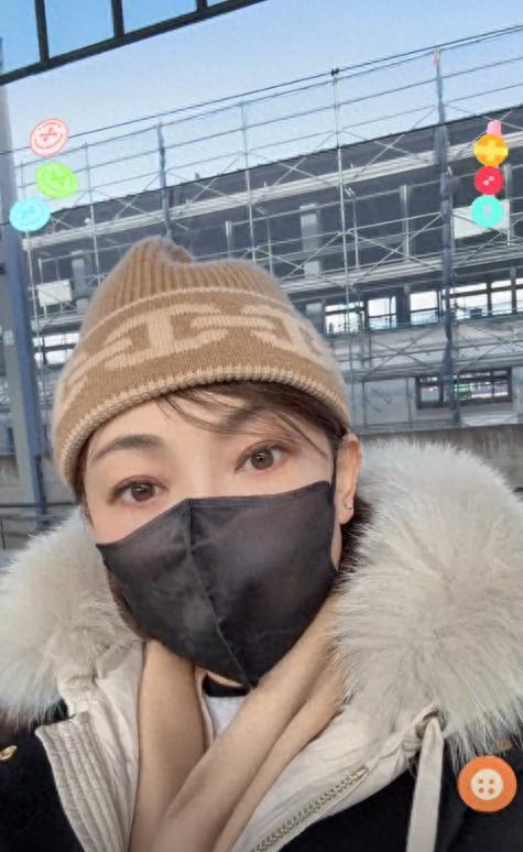曝光！穿两层外套注重保暖保养到位显年轻！j9九游会网址是什么52岁牛莉最新状态
