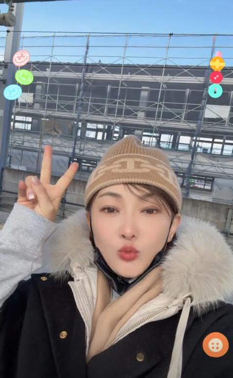 曝光！穿两层外套注重保暖保养到位显年轻！j9九游会网址是什么52岁牛莉最新状态(图2)